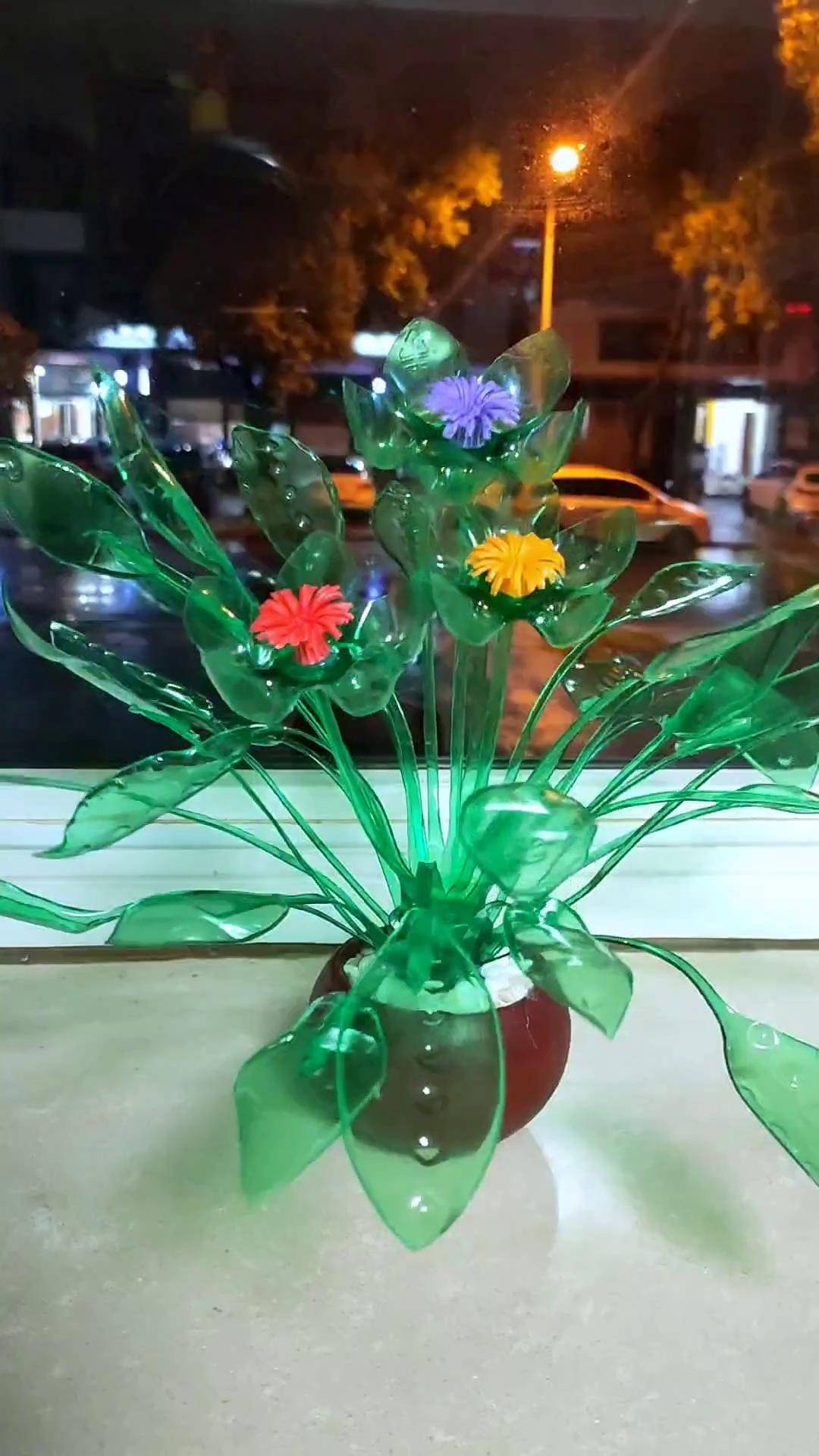 晶莹剔透,永不凋谢哦!变废为宝雪碧瓶子的妙用手工花摆件制作