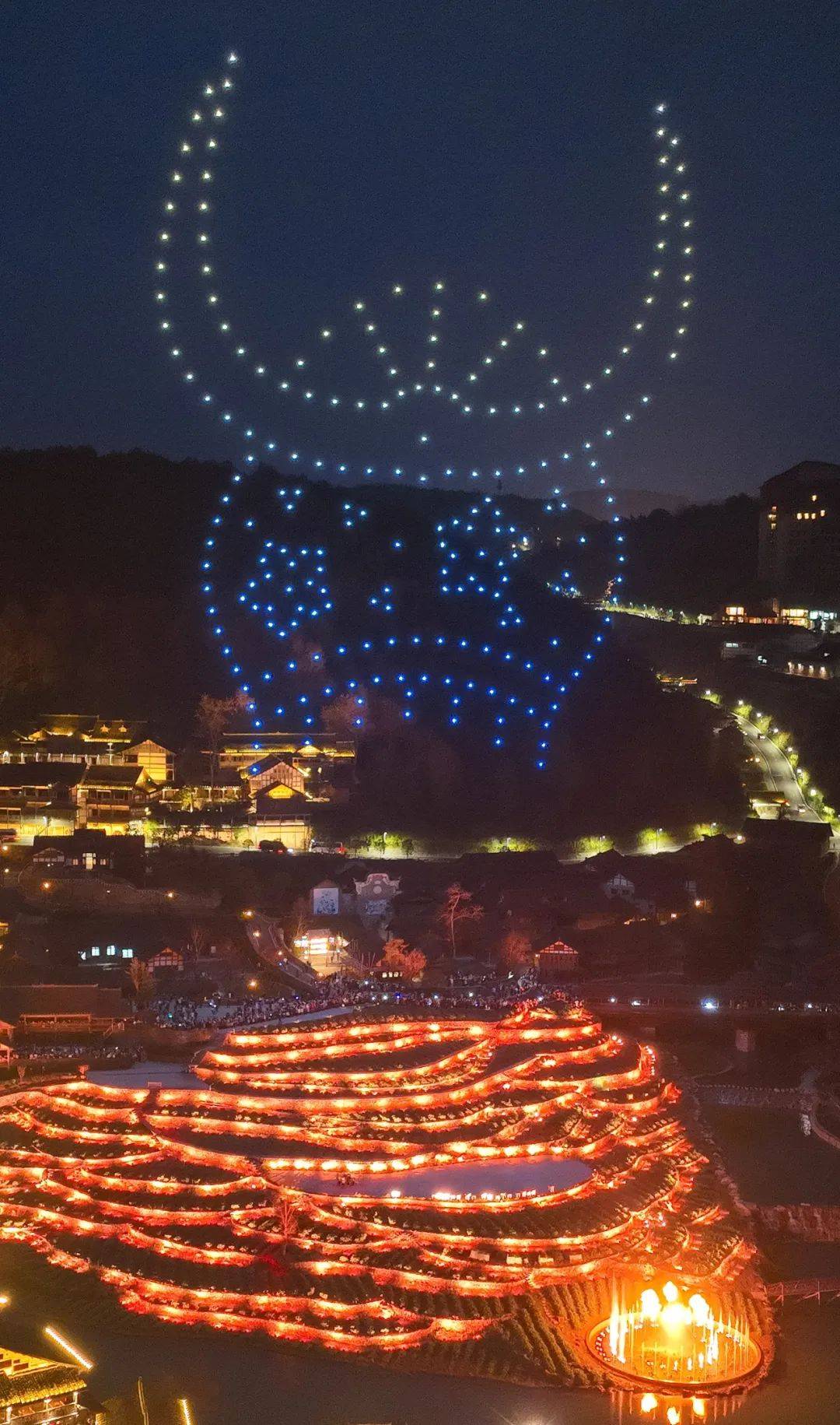 最吸引人眼球的当属廻龙岛篝火晚会各色的民俗表演在