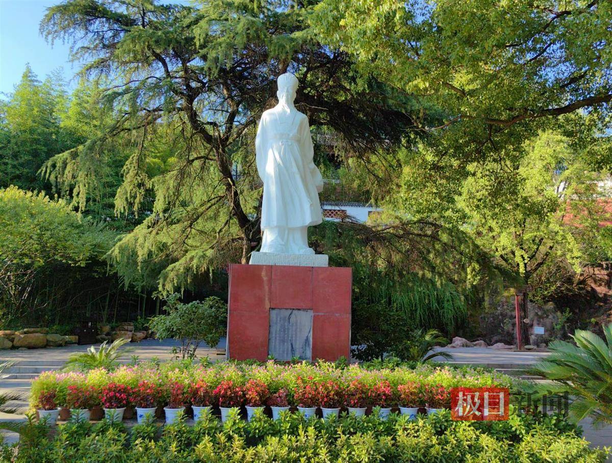 位于黄州的东坡雕像夏建国说,苏轼贬谪黄州期间复扁舟越大江,为其蝶变