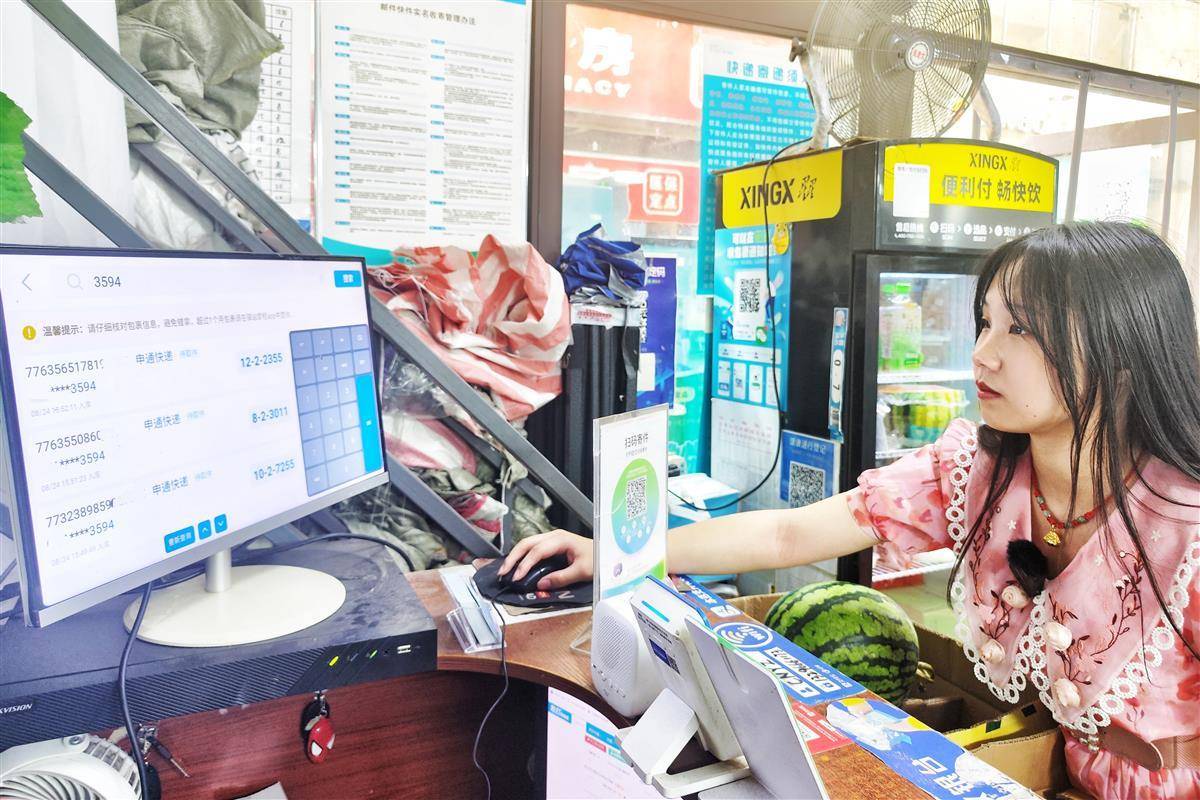 武汉00后大学生体验快递"极速取件"_包裹_查件_驿站