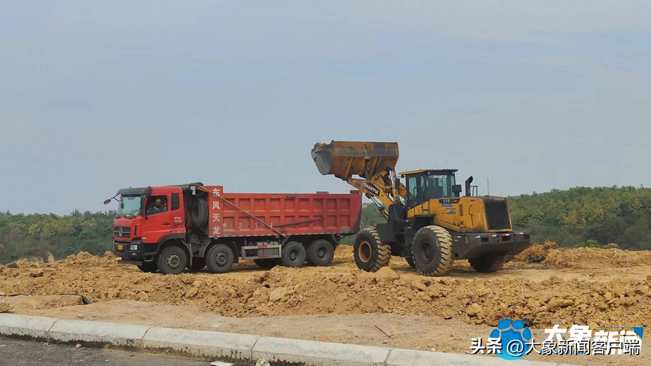 私自倾倒省道的矿渣已清运，相关部门立案查处 | 大象调查