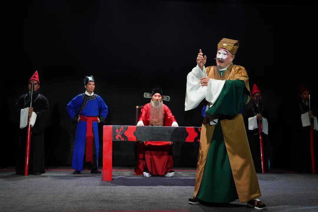 《吝啬鬼》剧组颁发了"优秀剧目"荣誉证书扫小程序二维码 一键购票