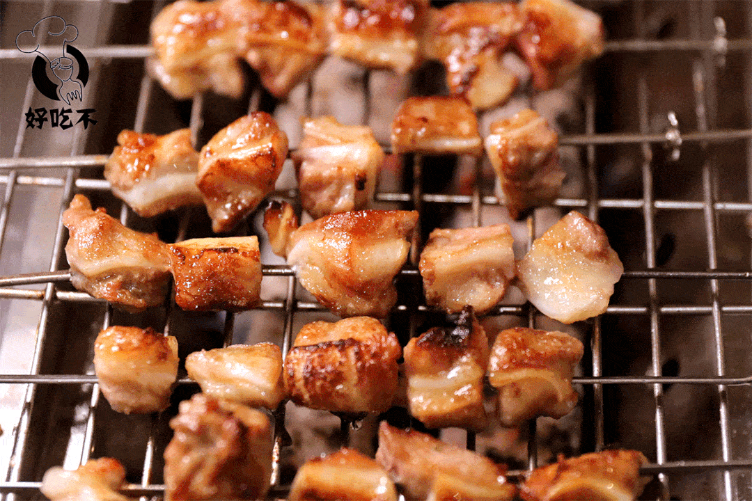 可以蘸四种小料,孜然,辣椒面,秘制烤料,以及好吃君的最爱-辣椒面和