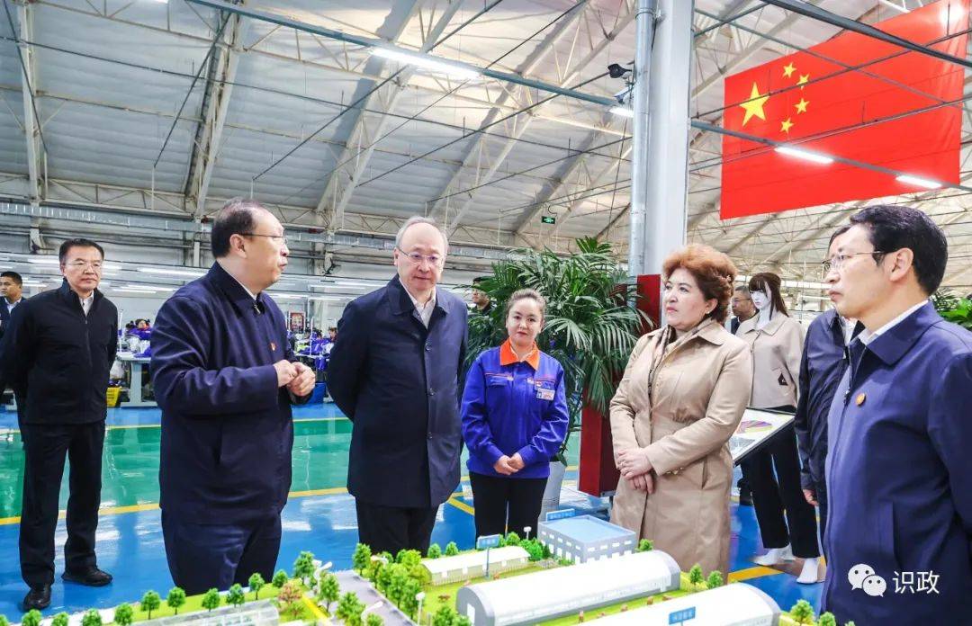 脱贫群众艾热提·肉孜买买提一家如今经营着特色民宿餐馆,月净收入