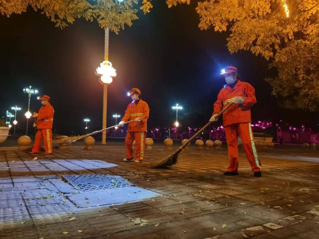 向环卫工人致敬|城市的夜晚,温暖的灯影_工作_垃圾清运_一线