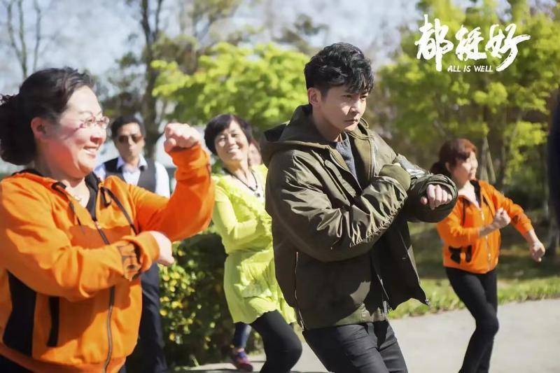年轻人的“魔爪”终于伸向广场舞：帅小伙领舞，成了阿姨们的“儿子”