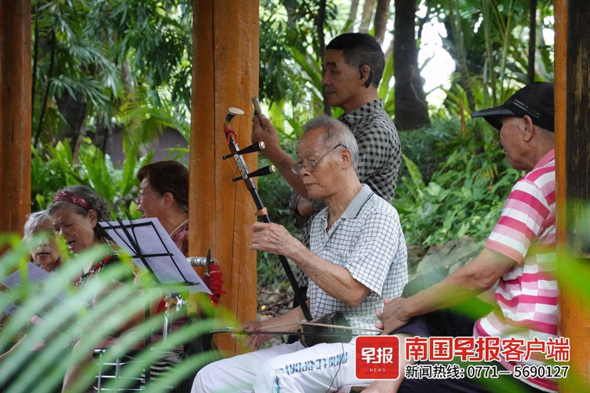线上+线下,老年人青睐哪种精神寄托?_视频_生活_公园
