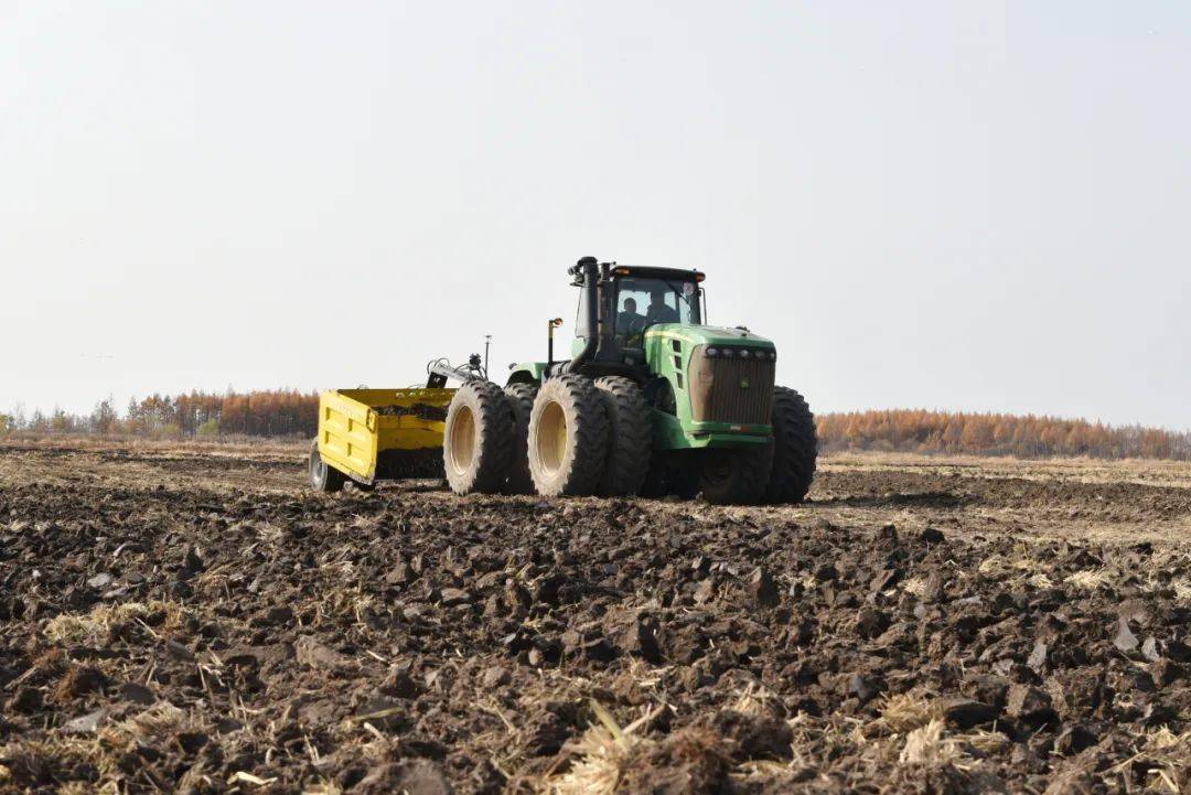 据了解,两台大马力机车分别是东方红2604和迪尔9330,而悬挂的卫星平地
