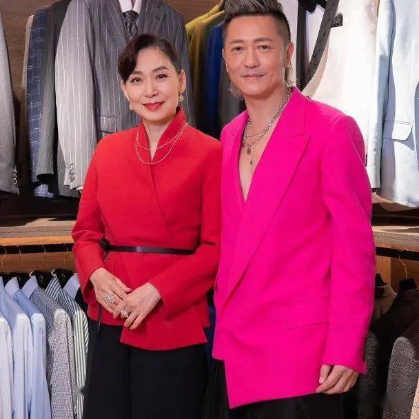 草蜢苏志威新店乔迁之喜 胡杏儿陈展鹏麦长青到贺_西装_礼服_留言