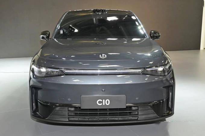 零跑C10明年3月上市 取消副驾屏或搭8295芯片