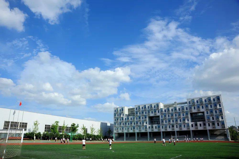 学校的部分教师由上海中学派出,其他教师按上海中学标准招聘.