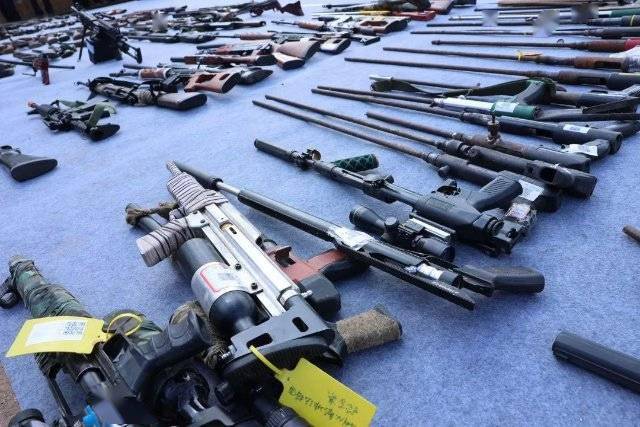 昆明警方集中销毁一批非法枪支和管制刀具