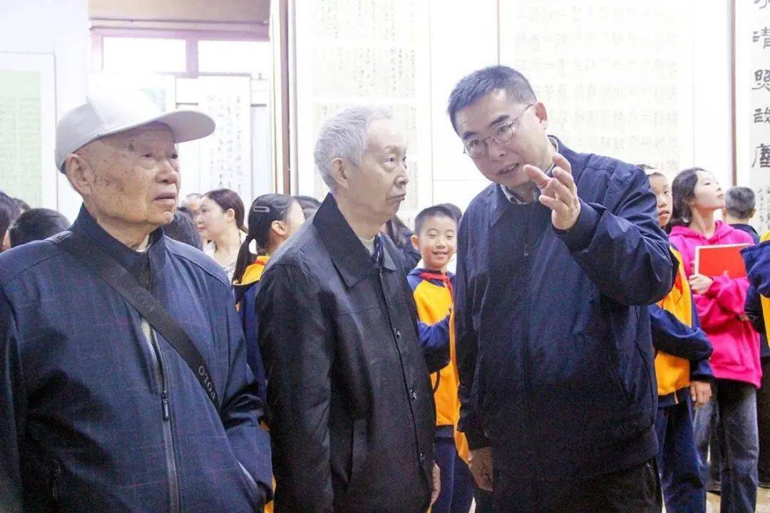 梁敦宁交流▲戴跃现场点评参展作者书法作品▲戴跃现场点评参展作者