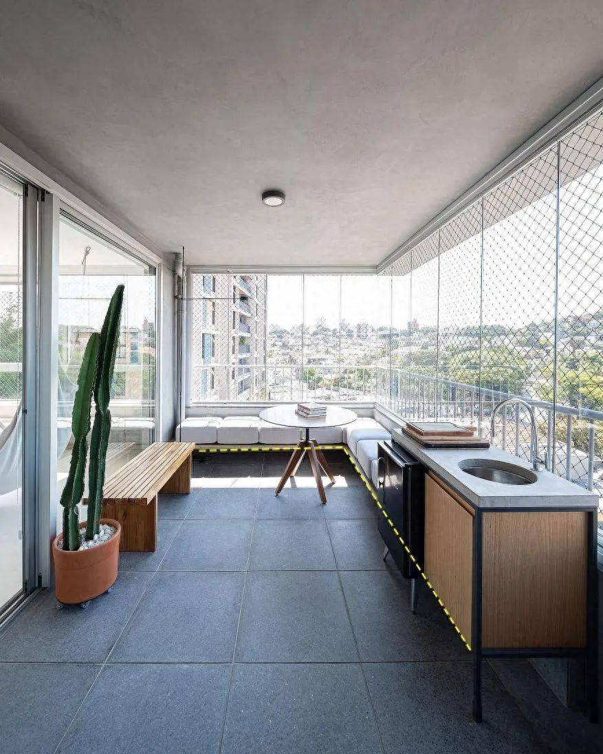 阳台和餐厨之间也是相通的,为了防止油烟,特意装上玻璃推拉门做隔断.