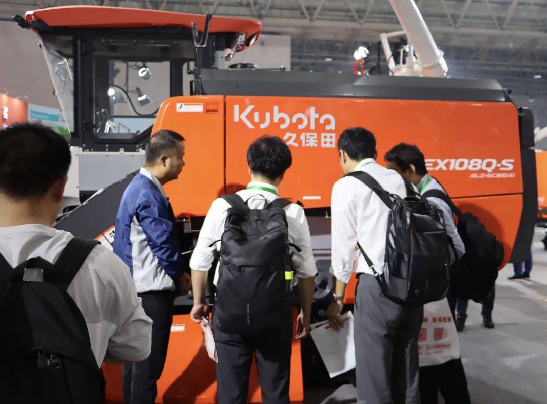 久保田展出了4款全喂入收割机,有适合复杂地形,湿烂田作业的ex-m系列