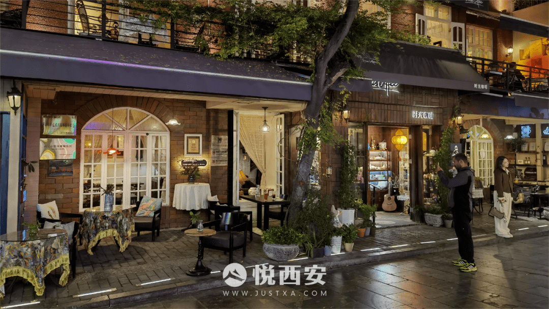 德福巷"翻红",从无人问津到网红排队._酒吧_阿光_巷子