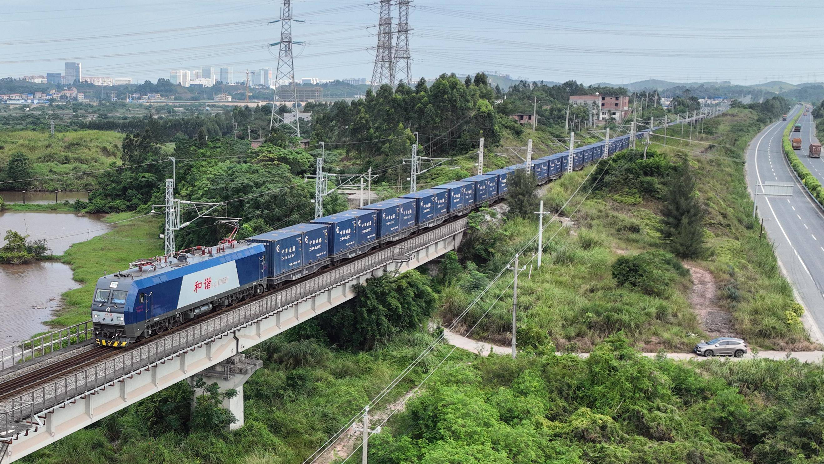 (经济)西部陆海新通道铁海联运班列货物发送量突破70万标箱_新华社_集