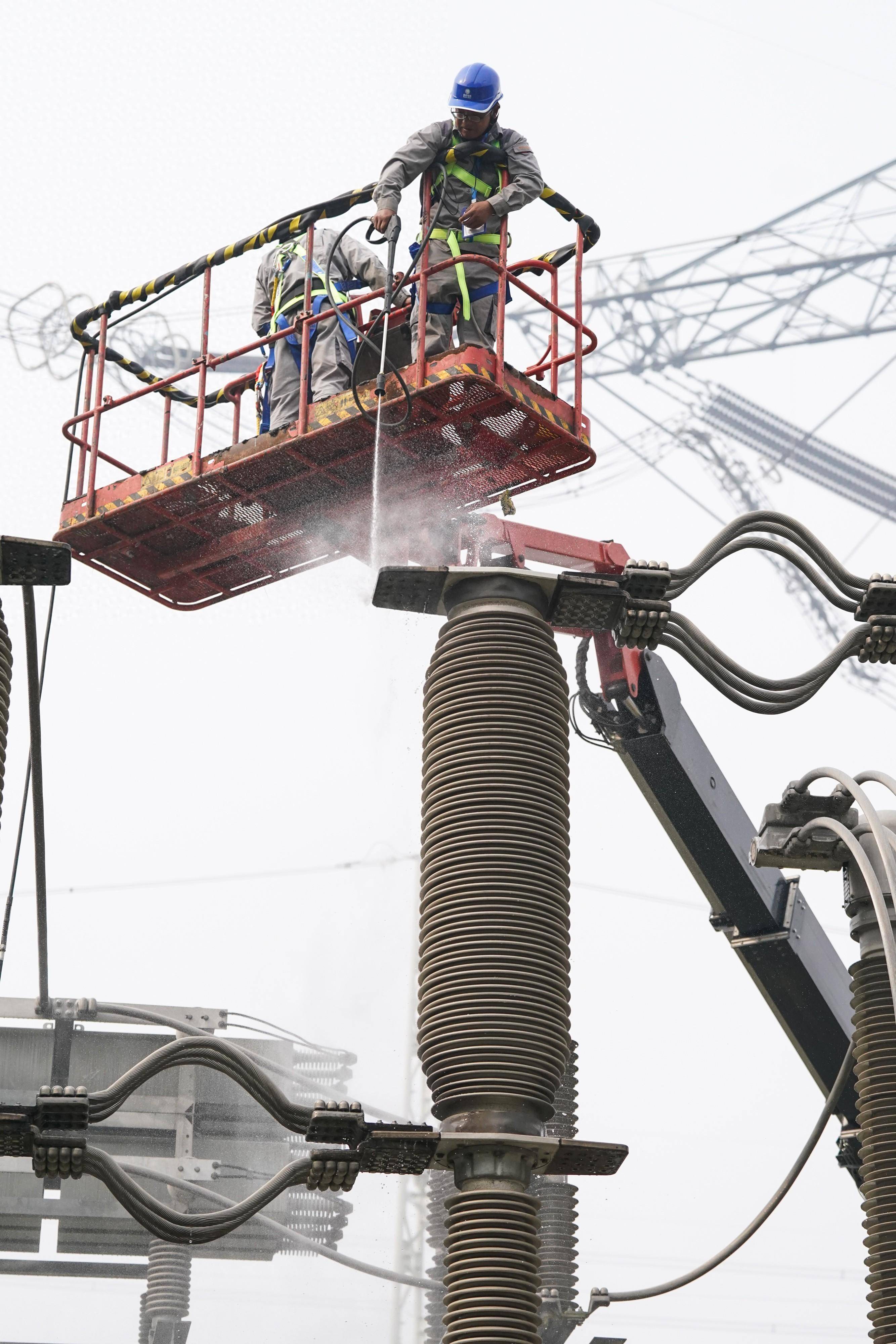 (社会)世界最高电压等级换流站迎来"体检"_安徽_检修_输电