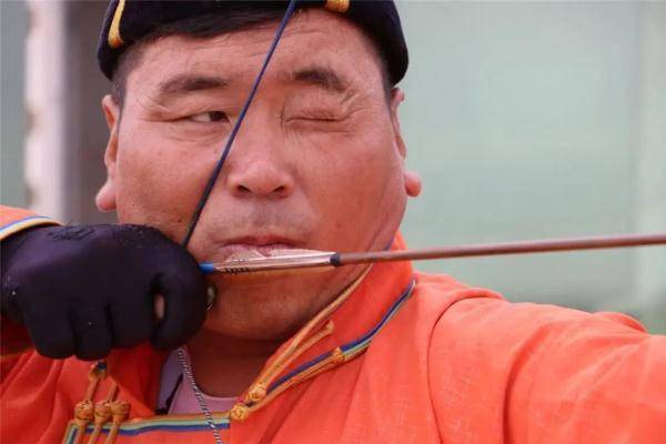 草原上的神箭手_巴特尔_射箭_哈达