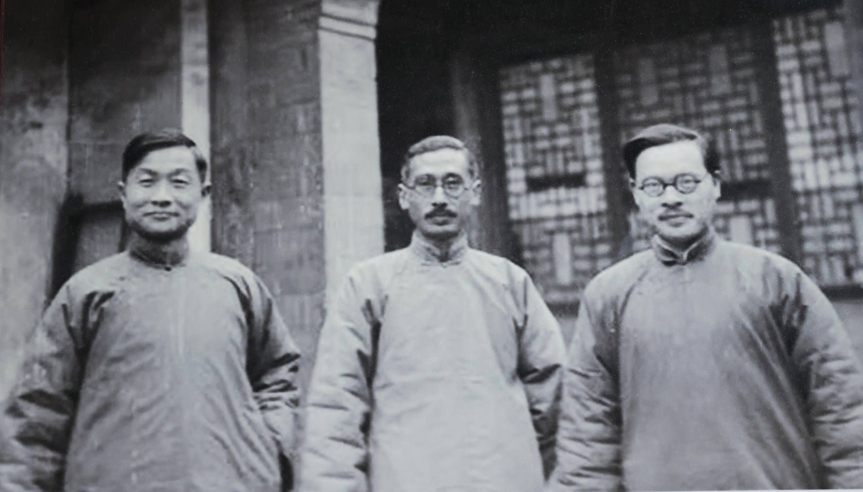 晏阳初(左)和李景汉(中)在定县.