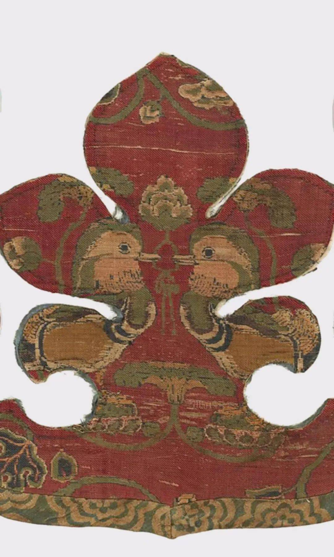 赤地鸳鸯唐草文锦大幡脚端饰碧地金银绘箱苏芳地金银绘花形方几枫苏芳