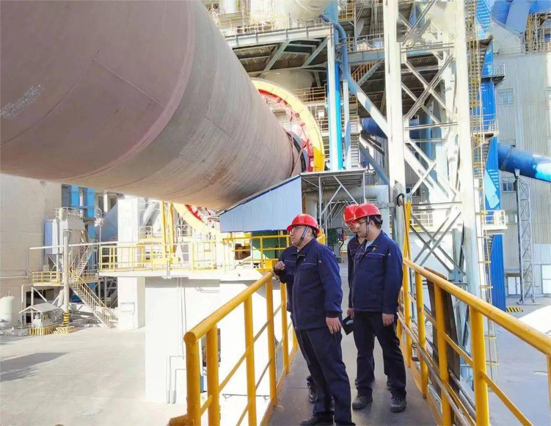 圣雄能源水泥厂烧成车间现场检查回转窑设备运行情况