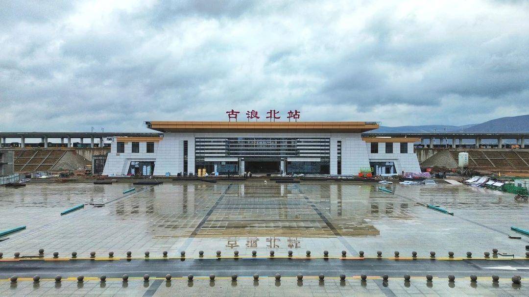 古浪北站位于天祝县城北侧,距离县城中心约3公里.