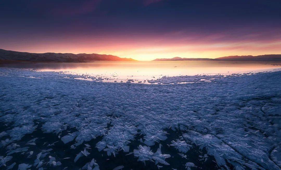 的是它的构成一幅北国林海雪原画苍松与白雪交相辉映冬日的赛湖银装素