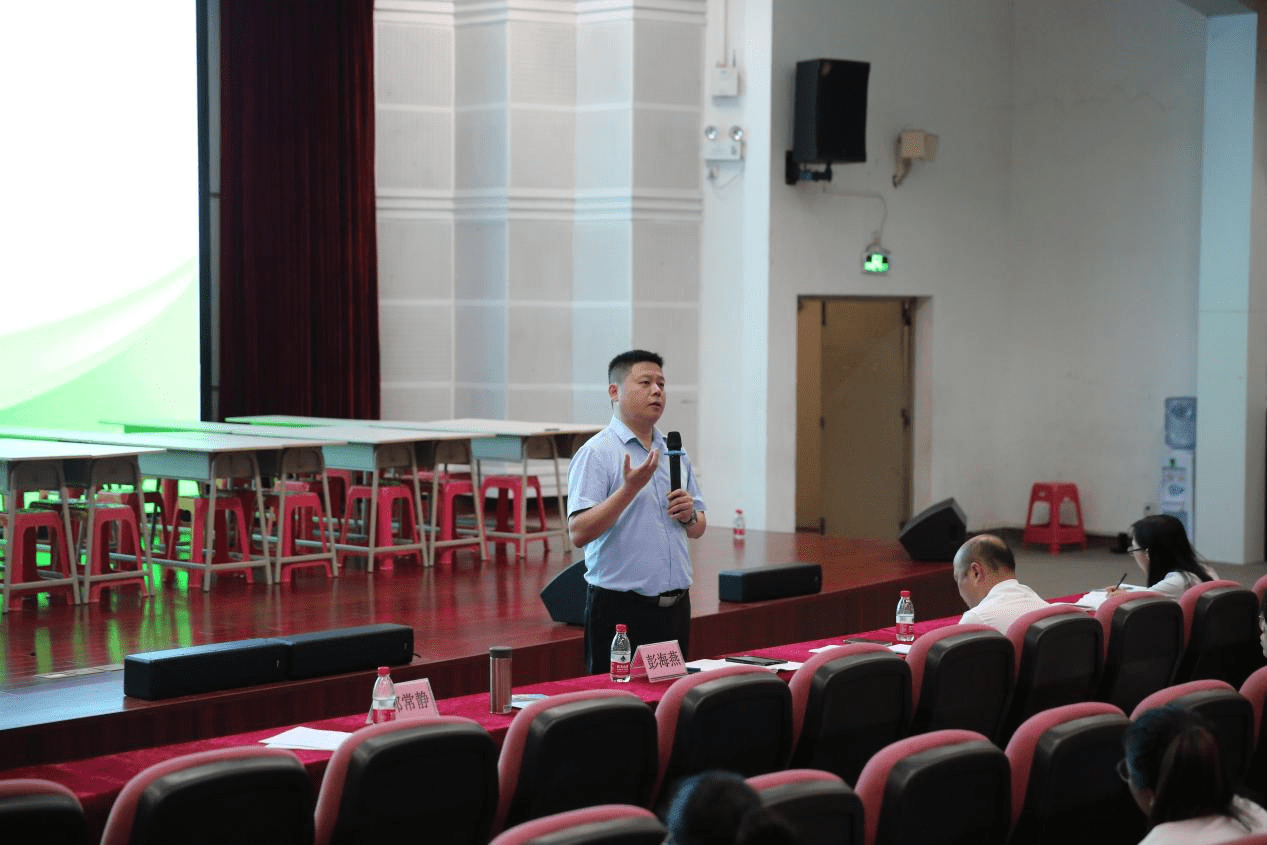 《相似三角形判定与性质的复习》内容后,佛山市教研室主任彭海燕对其