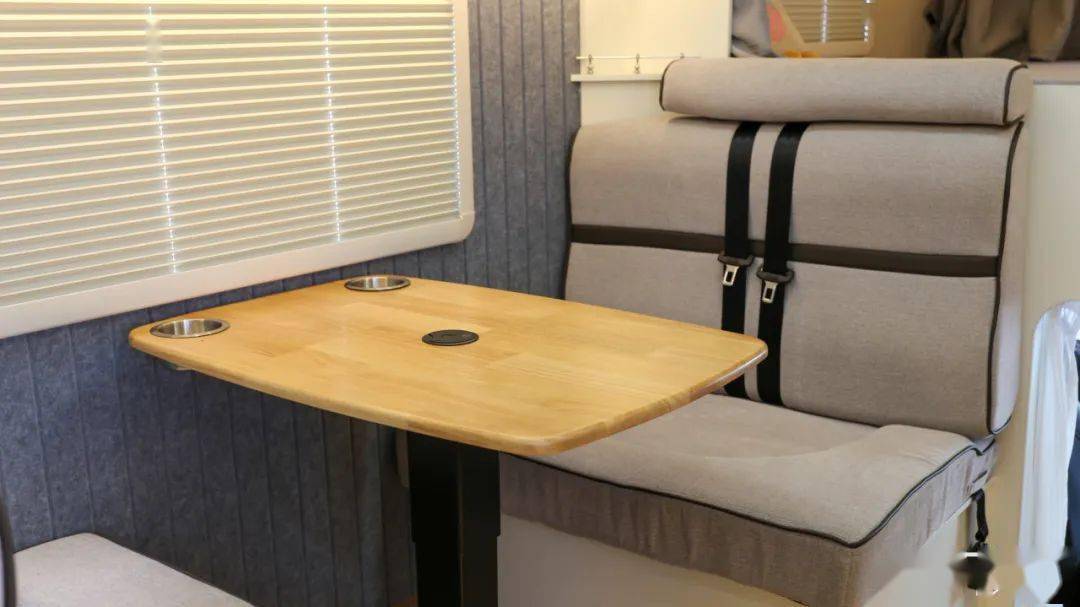 会客区采用对坐式卡座设计,中部配有气动升降桌,方便车友娱乐,办公