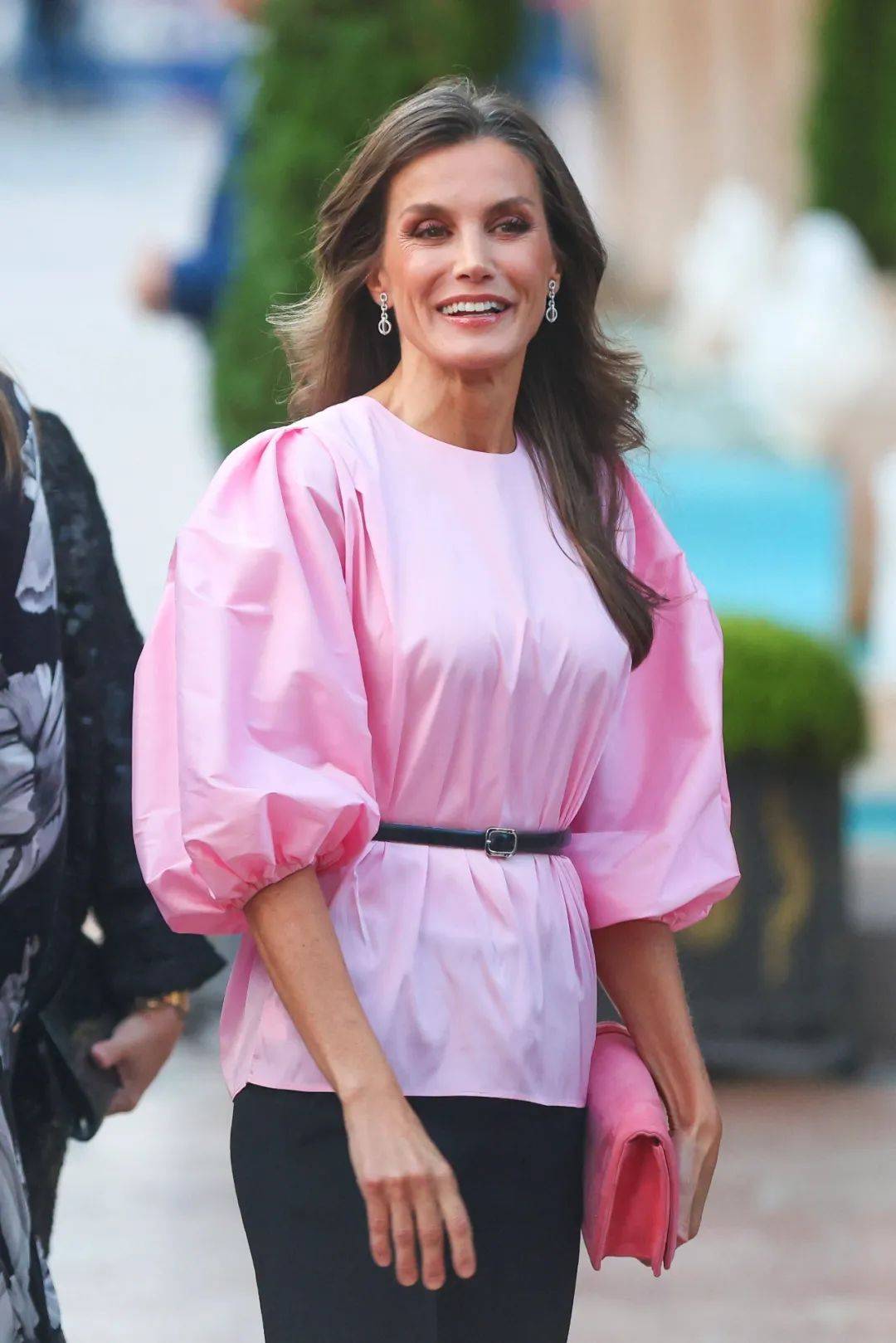 西班牙王后粉红色大衣图片