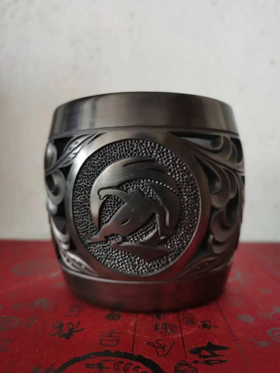 黑陶《冠军笔筒》作者:胡园园黑陶《冠军瓶》作者:张宏,杨海明黑陶