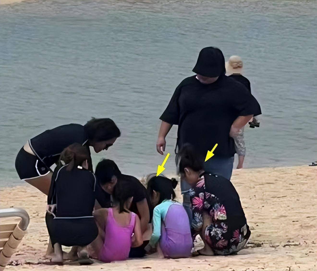 霍建华一家海边游玩,林心如和小海豚出镜,很温馨!_女儿_夫妻_紫薇