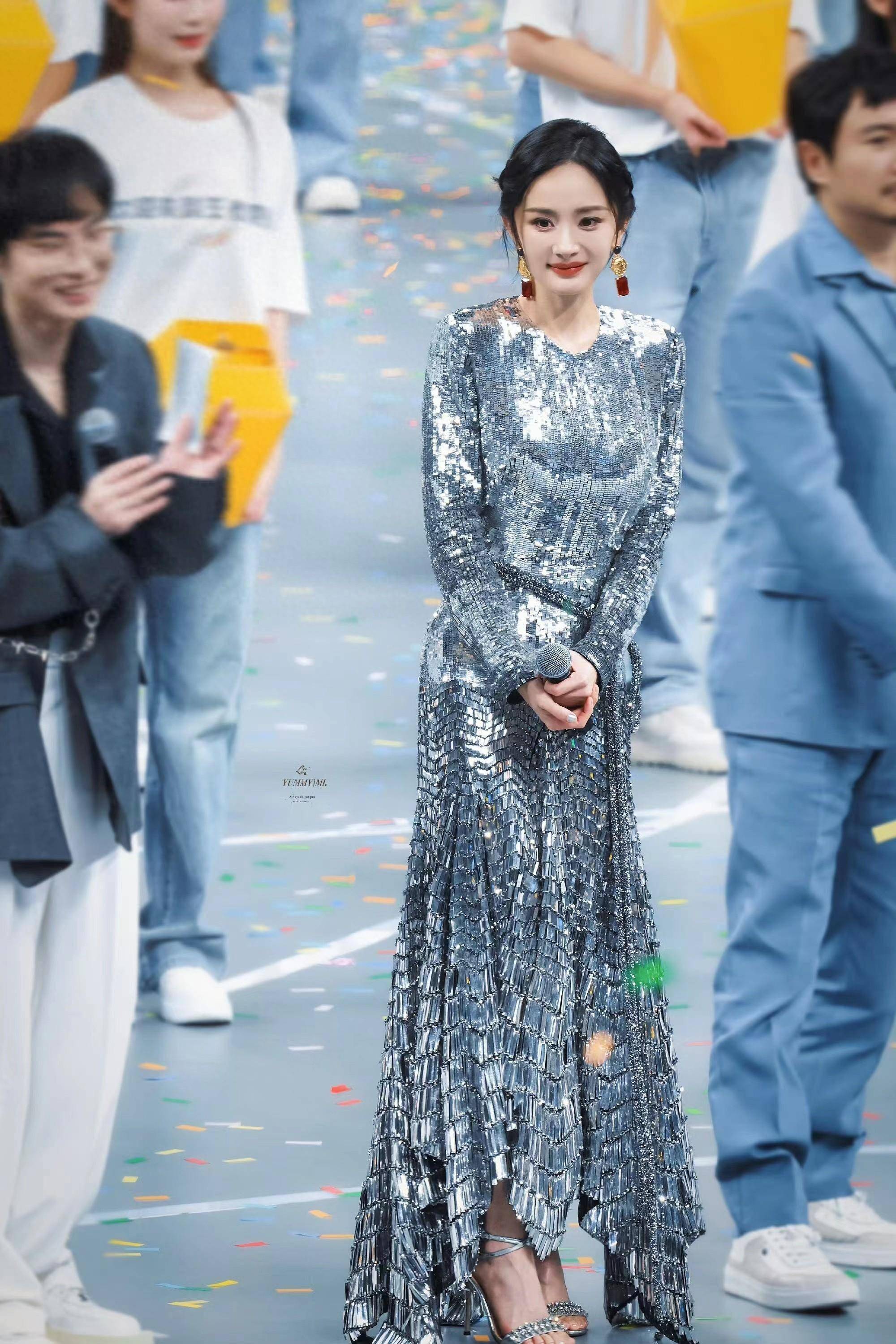 10月28日晚上,王者荣耀共创之夜晚会,品牌代言人杨幂惊艳亮相,很多