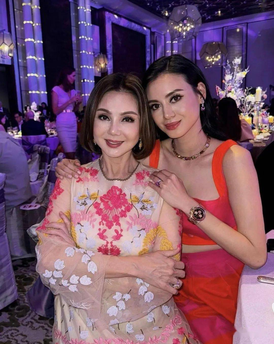 站在最中间的始终是徐子淇与林恬儿,这两位堪称香港名媛圈的顶流,而
