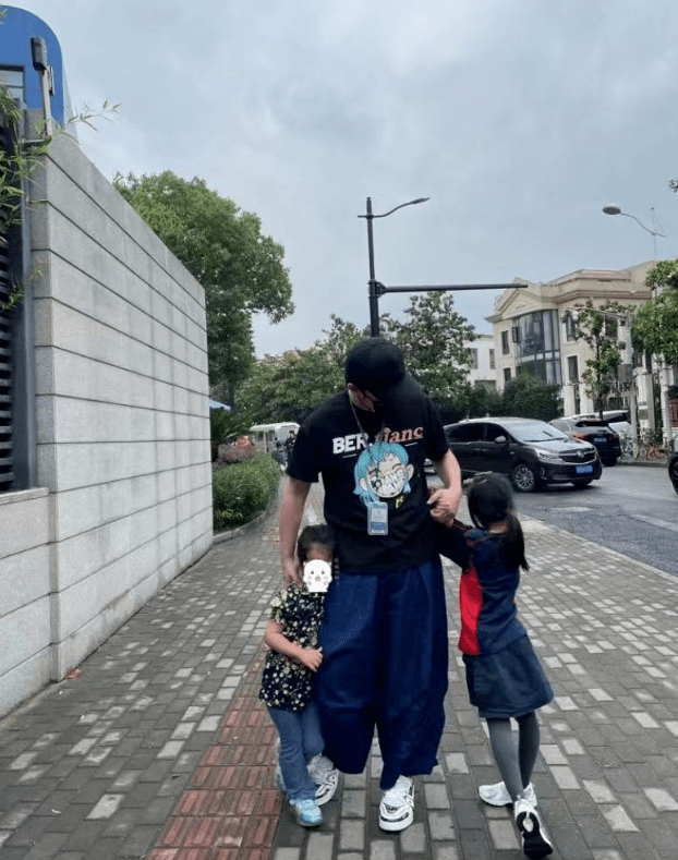 张子萱近照曝光,脸胖一圈更显幼态,穿露脐装秀蛮腰破怀三胎传闻_陈赫