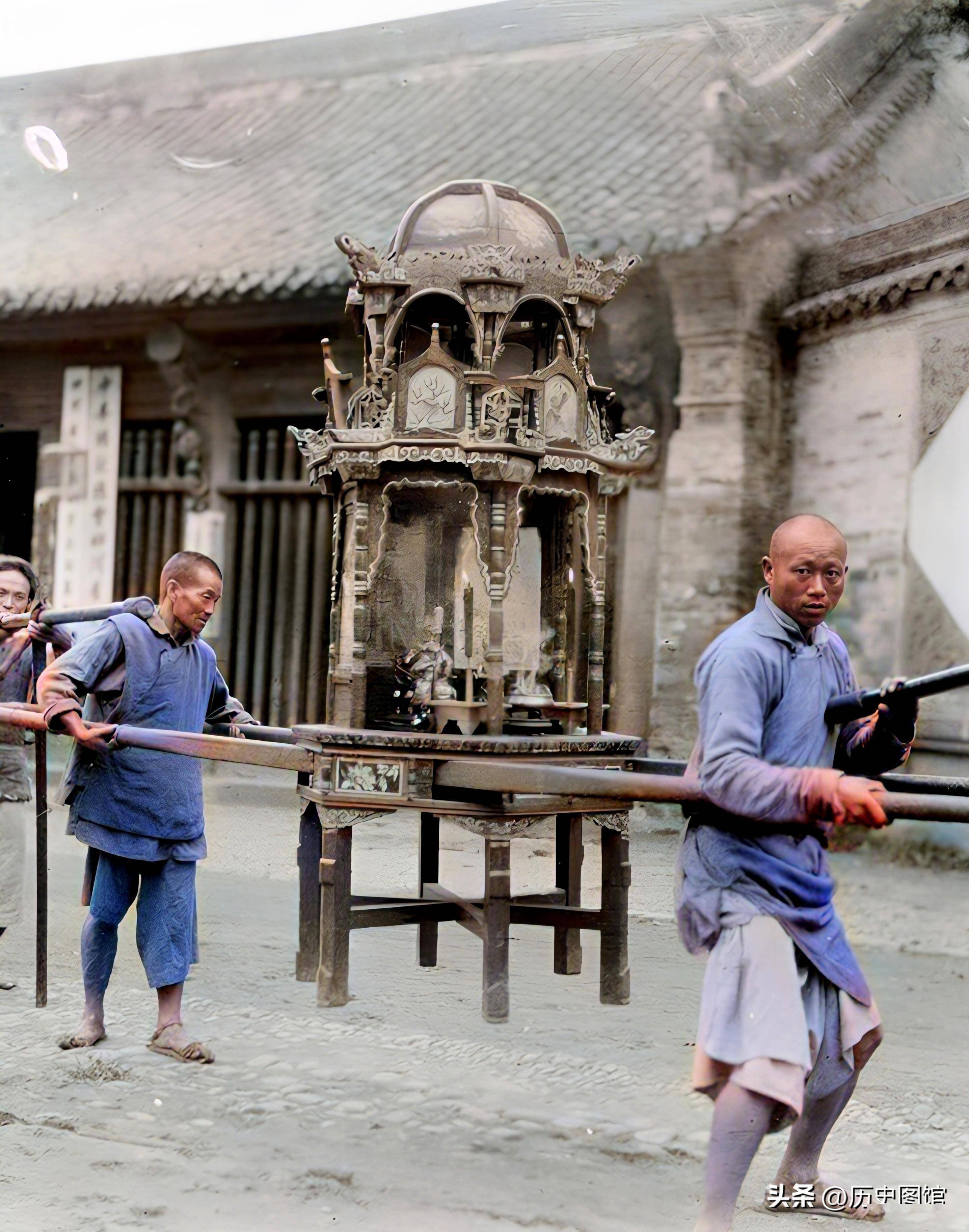 1917,成都街头走来四抬大轿,四名轿夫看起来像是在抬轿,但是他们所抬