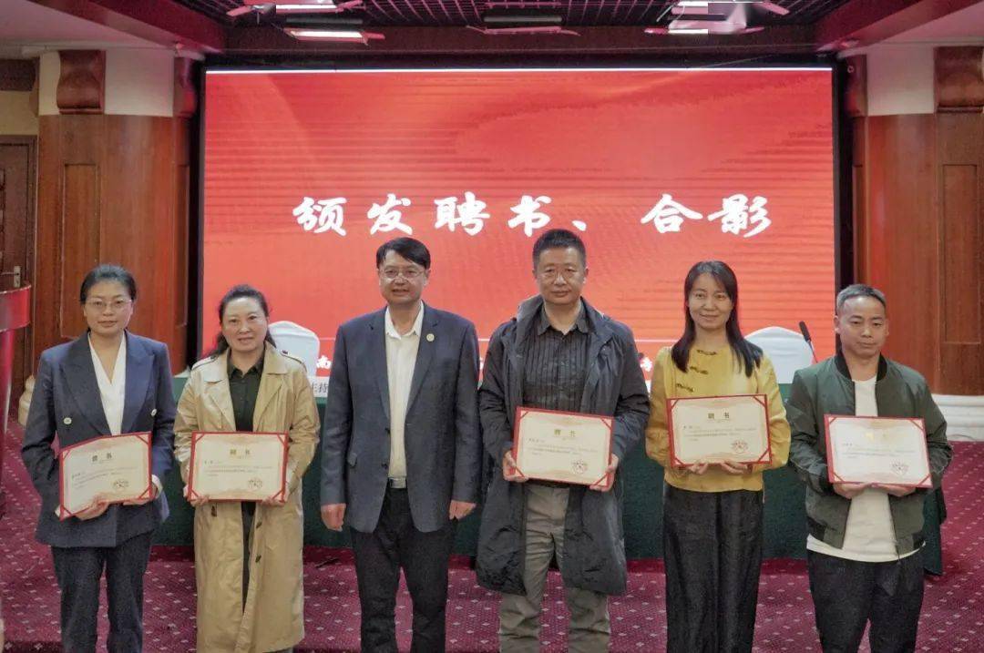 特聘冮顺奎,李青为顾问.会上,针药结合专委会李绍荣