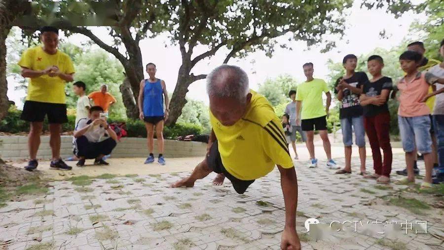 郑臣如做一千个仰卧起坐大澳年轻人引领单车上的马拉松马拉松队员钟爱