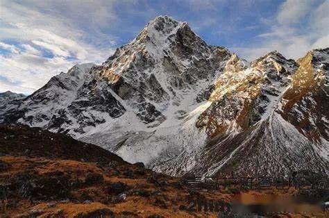 [尼泊尔]捷克登山者在海拔6,440米cholatse峰/措拉峰滑坠遇难yansa ts