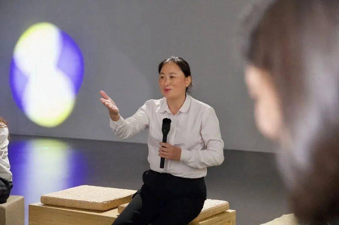 更多)活动现场合影韩锋生于1972年,现生活工作于柏林,上海,他是画家