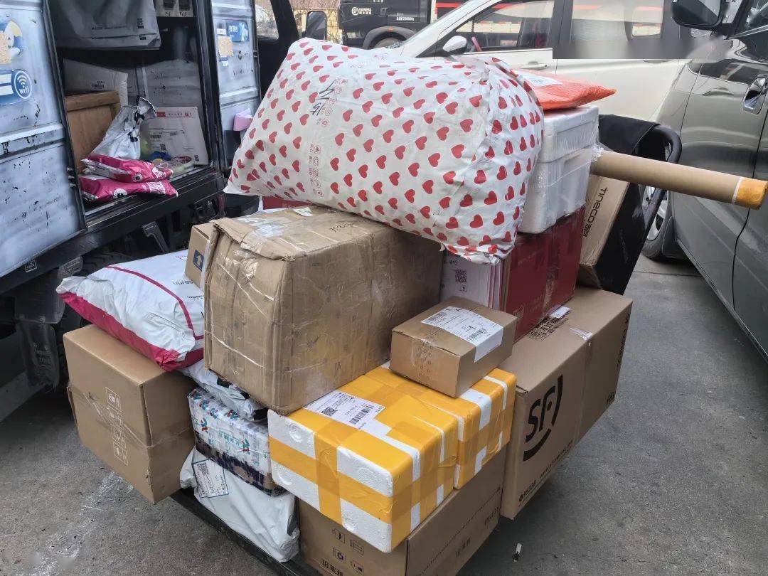 帮帮提醒市民朋友们目前仅有顺丰,京东等快递送货上门较快其他快递也