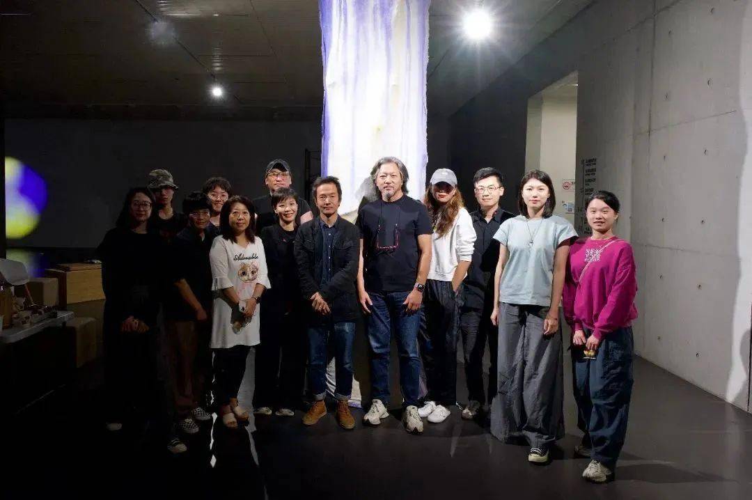 活动现场合影韩锋生于1972年,现生活工作于柏林,上海,他是画家,装置