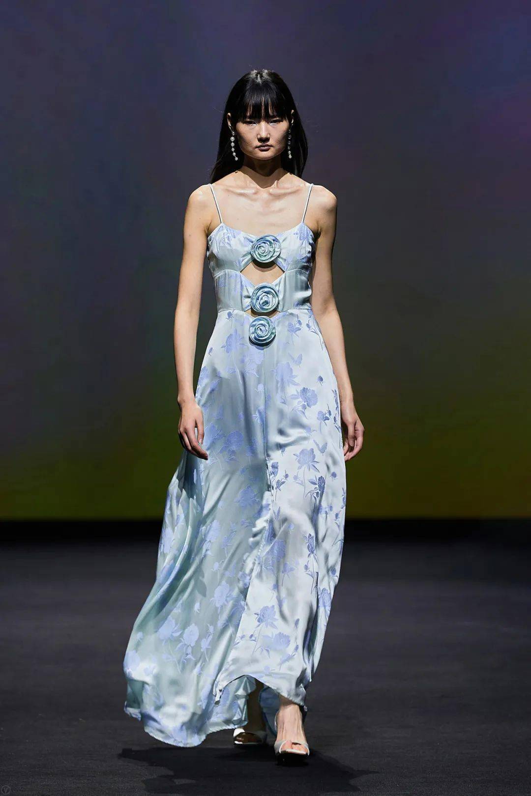 ss24上海时装周秀场趋势,好懂当代人的精神状态_来源_图片_selkie