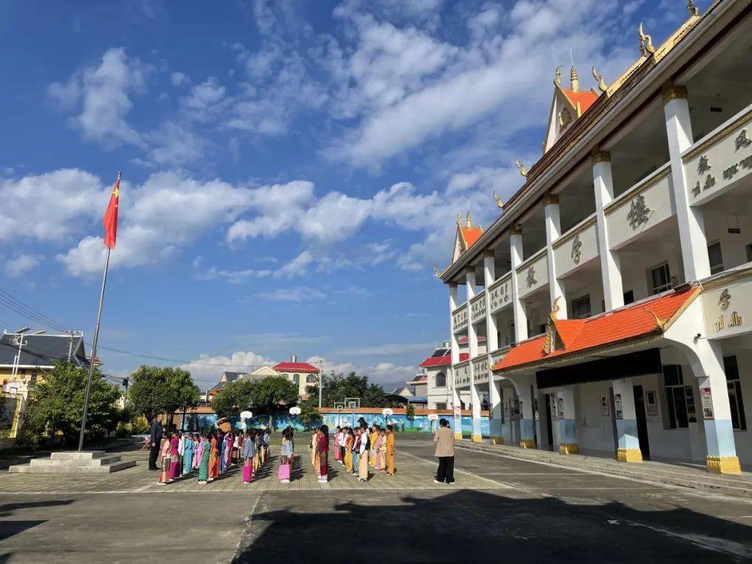 走进中缅边境瑞丽观"一寨两国"奇景_井村_缅甸_荷兰