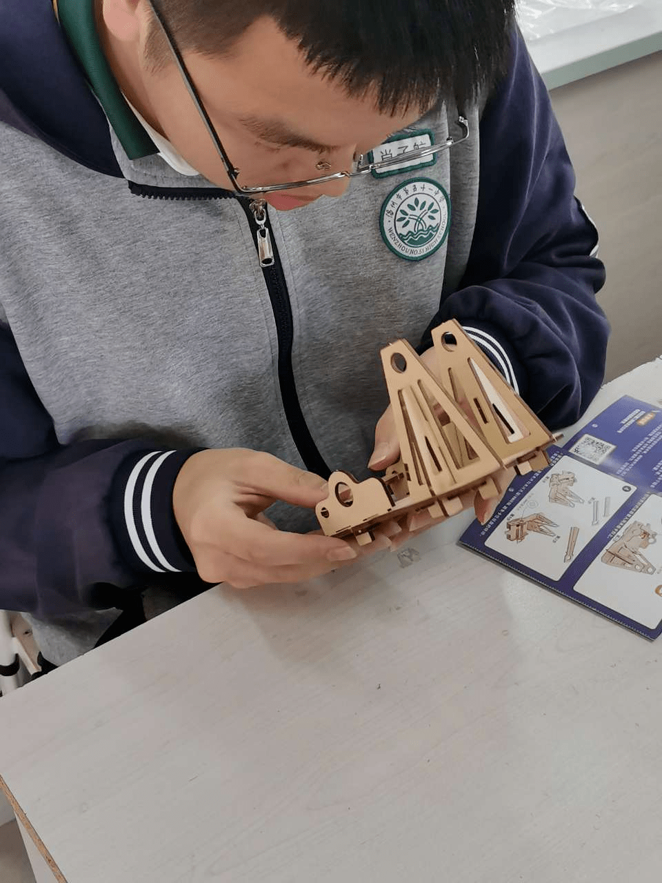 制作中投石机,或称抛石机,是在古代战争中出现的攻城武器