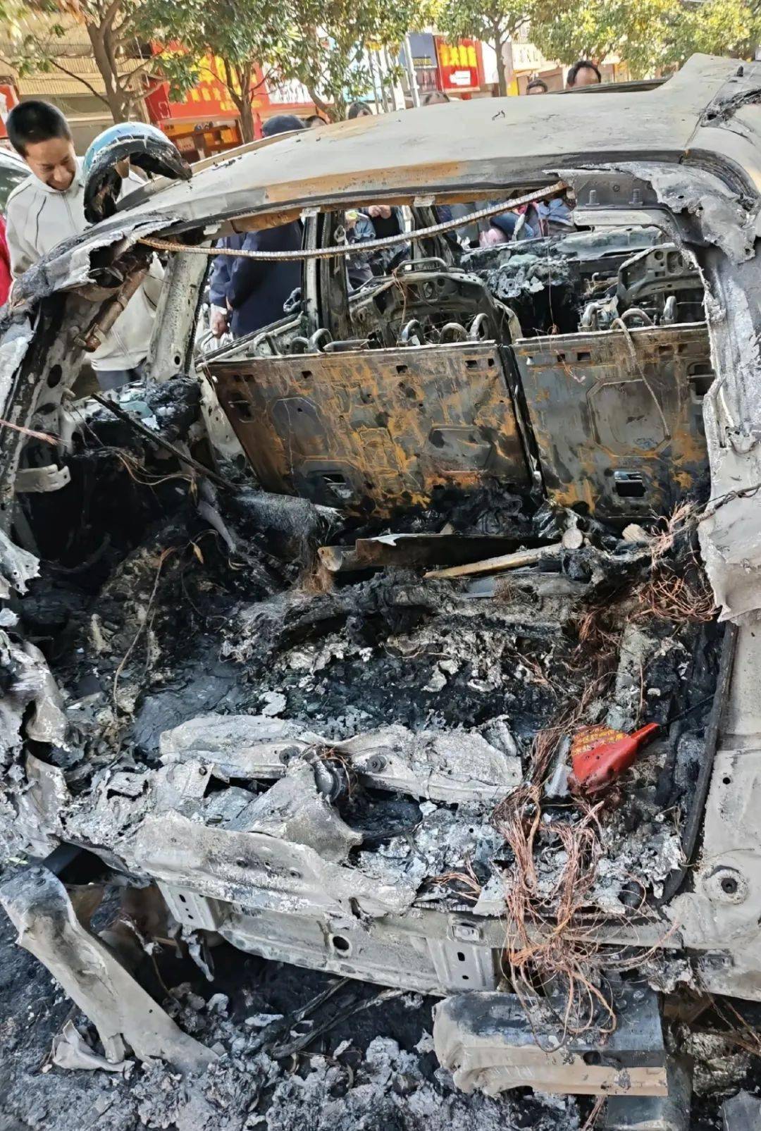 宣威一辆奥迪车烧毁!