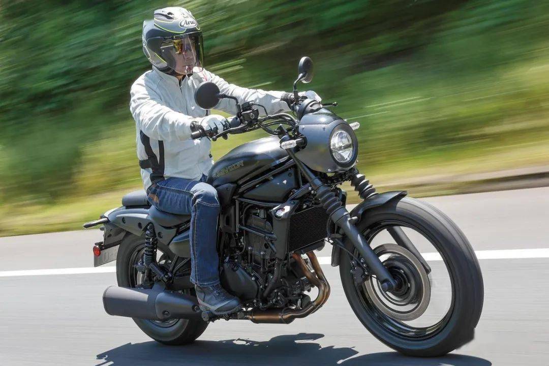 four总排气量:399cc发动机形式:水冷4冲程 dohc4气门并列4缸动力参数