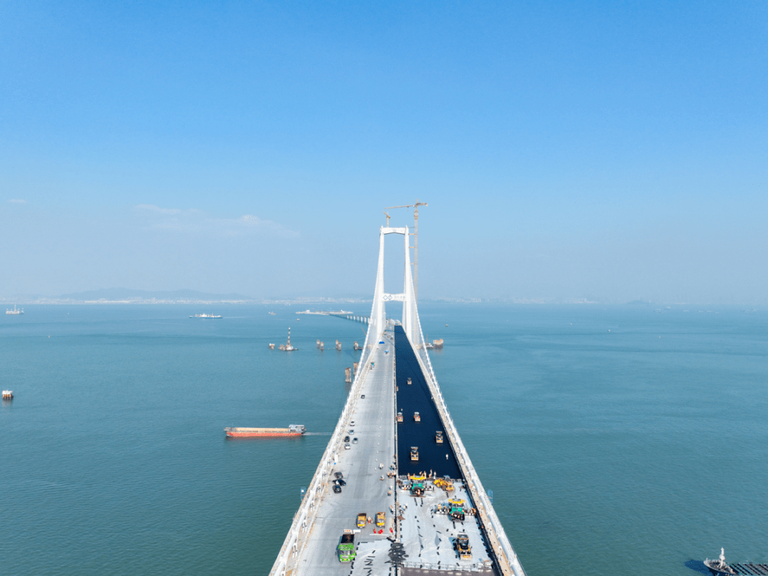 经过实测,乘客乘坐跨境巴士从珠海人工岛出发,沿着港珠澳大桥抵达香港