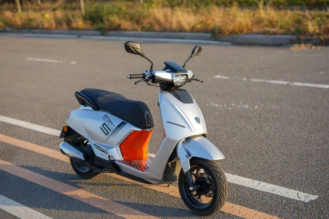 弥补短板,操控加强,试驾体验标致摩托首款现代复古踏板_搜狐汽车_搜狐